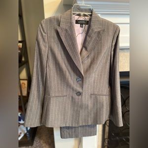 Kasper Ladies Pantsuit, Size 10, Gray with light pink pinstripe. Xcel condition
